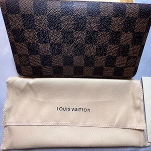 Lois Vuitton zip wallet